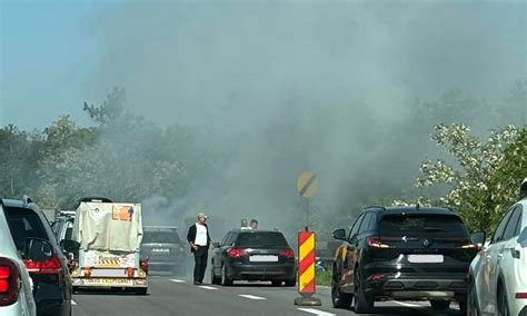 B365 FOTO Mașină în flăcări pe Autostrada A1 în sensul dinspre