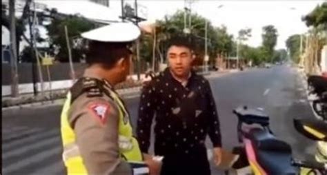 Polantas Tilang Pemotor Pengawal Ambulans Tuai Pro Kontra Kumparan