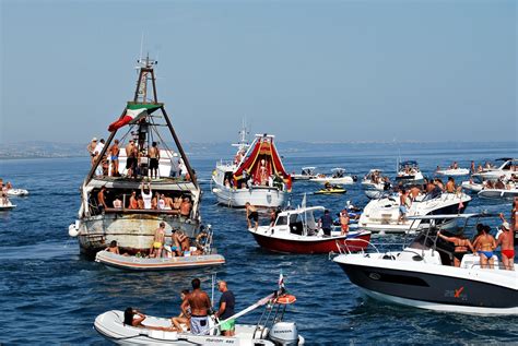 San Basso E La Tradizionale Processione A Mare Molise Coast