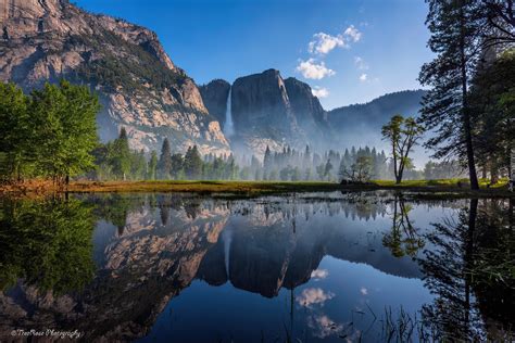 Odbicie w rzece gór w Parku Narodowym Yosemite