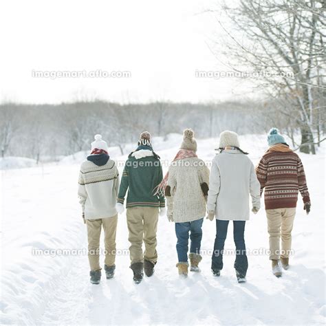 雪道を歩く中学生の後姿の写真素材 124510761 イメージマート