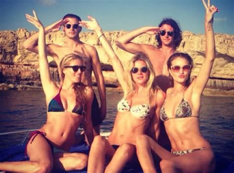 Rosie Huntington Whiteley Elle D Gaine Le Bikini Pour Faire La Fiesta