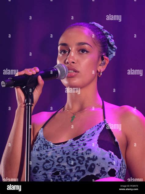 Jorja smith live hi-res stock photography and images - Alamy