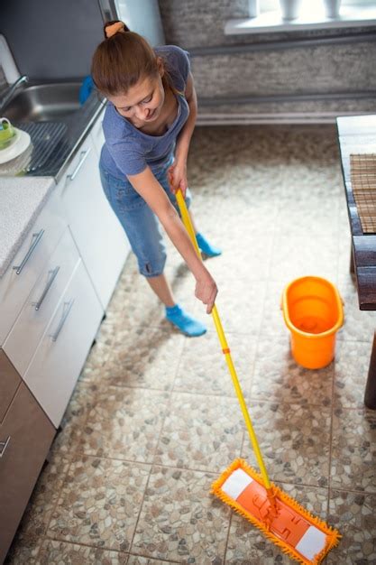 Mulher Limpando A Cozinha Lava O Ch O Em Casa Foto Premium