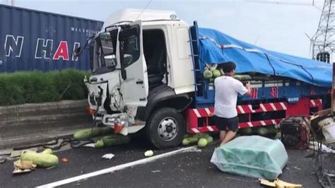 彰化滿載冬瓜大貨車撞工程車 台61線伸港路段重大車禍釀6傷1命危 Peopo 公民新聞