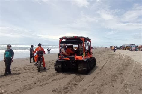 Dua Wisatawan Terseret Ombak Pantai Parangtritis Begini Nasibnya