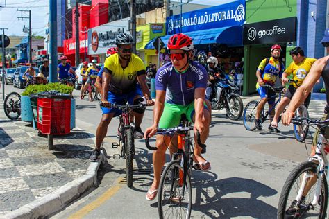 Adultos e crianças participam de passeio ciclístico pela orla