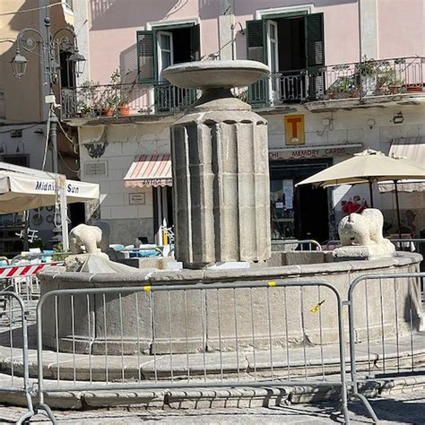 Positano Notizie Minori Lavori Sospesi Alla Fontana Dei Leoni Parla