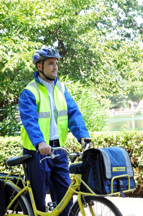 Il Portalettere Si Veste Di Nuovo Poste Lancia La Sfida Tra Giovani