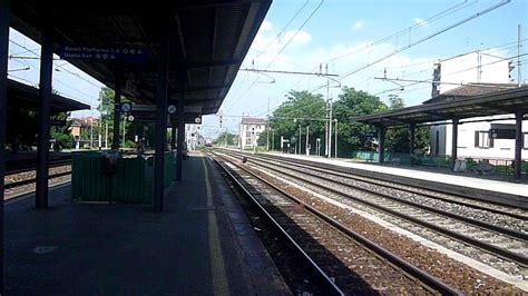 Treno In Transito Al Binario Alla Stazione Di Rho Youtube