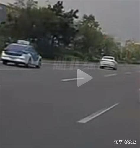 白色轿车与出租车路上超车“斗气开车”，互相别车后追尾劳斯莱斯 知乎