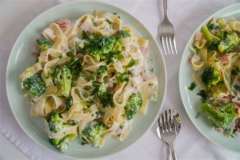 Nudeln Mit Brokkoli Schinken Sahne Sauce Rezept Kochrezepte At