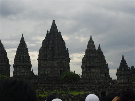 Orang Awam: Tradisi Umat Hindu di Indonesia