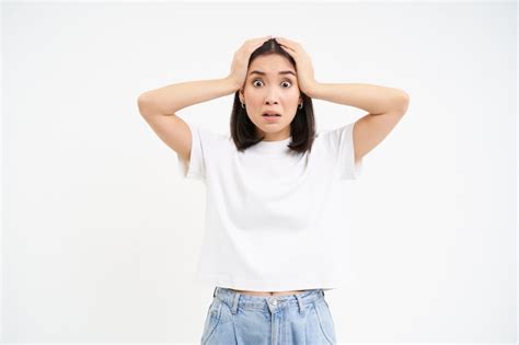 Premium Photo Portrait Of Shocked Troubled Young Woman In Panic Holding Hands On Head And