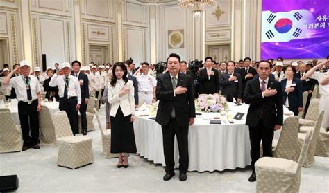 尹대통령 부부 보훈 가족 등 190명 오찬한국戰 영웅들에 제복 수여 조선비즈