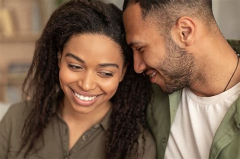 Amando O Homem Afro Americano E A Mulher Se Unindo Em Casa Abra Ando E