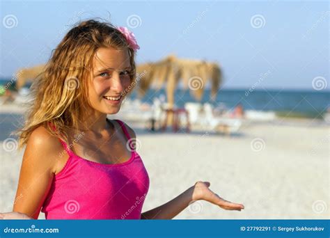 Fille De L Adolescence Heureuse Sur La Plage Image Stock Image Du