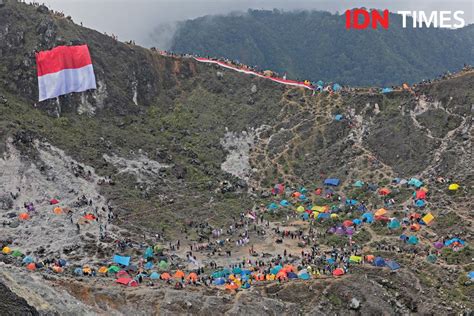 Meriahnya Perayaan Hari Kemerdekaan Di Puncak Gunung Sibayak