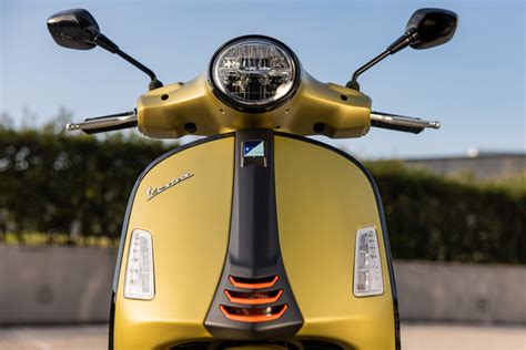 Vespa GTS il mito a due ruote si rinnova ma è sempre più glamour