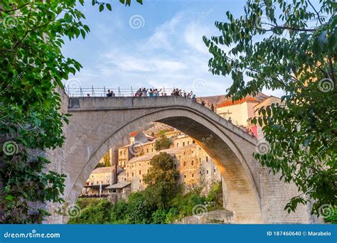 Mostar Bosnia E Herzegovina Vista Da Cidade E Da Ponte Antiga Foto De