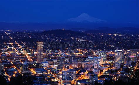 Paisaje Urbano De La Opinión De La Noche Del Manson Del Pittock Imagen