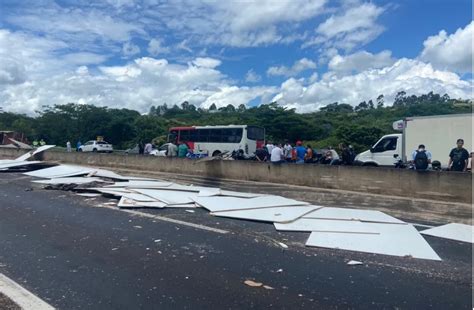 Caminh O Tomba E Espalha Carga De Placas De Madeirite Na Rodovia Raposo