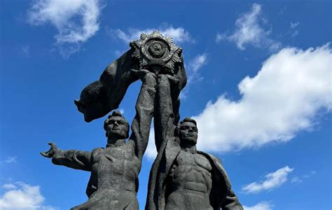 A Kiev Decapitata La Statua Dell Amicizia Con La Russia Parte La