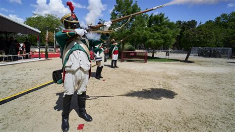 Soldados napoleónicos conquistan Madrid con sus caballos en la mayor