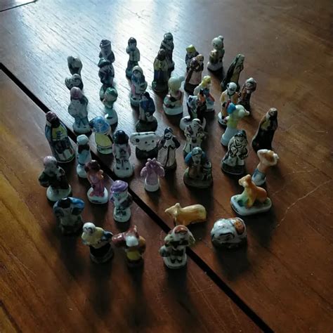 LOT DE 43 miniatures figurines en porcelaine thème fèves galettes des