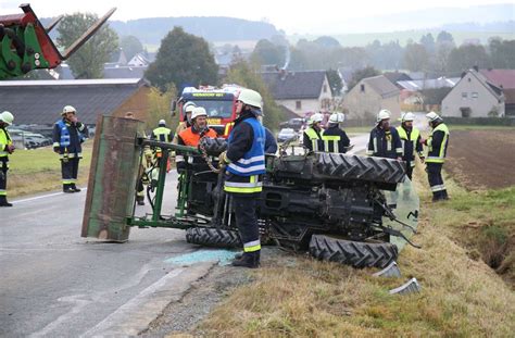 Hofer Land Unfall Traktor Kippt Um Hof Frankenpost