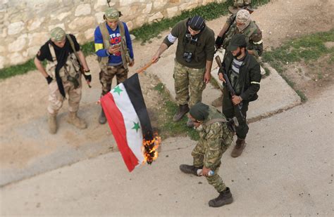 صورة اليوم مرتزقة أردوغان الإرهابى يحرقون العلم السورى بمدينة عفرين