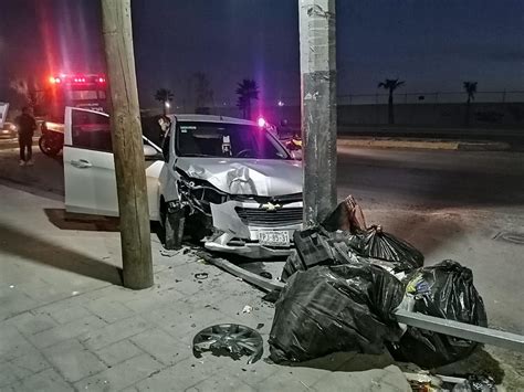 Conductor Impacta Su Vehículo En Torreón Contra Un Poste