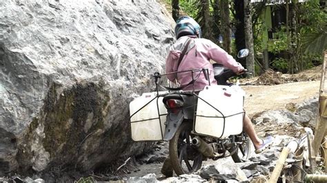 Batu Raksasa Di Tana Toraja Halangi Jalan Orang Salah Sedikit Jatuh Ke