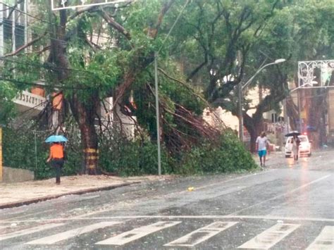 G1 Volta a chover em Salvador e ruas ficam alagadas nesta segunda à