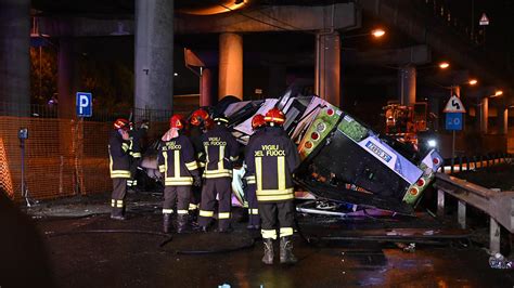 It Lia Despiste De Autocarro Em Viaduto Perto De Veneza Provoca Pelo