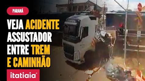 TREM ARRASTA CAMINHÃO QUE AVANÇOU SINAL VERMELHO NO INTERIOR DO PARANÁ