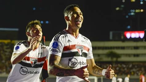 SPNet Atlético GO aproveita expulsão bate o São Paulo e larga em