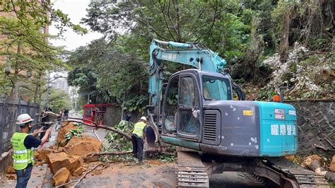 大雨釀災！內湖土石崩落壓毀3轎車