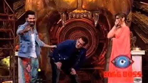 Salman Khan Tells Bhediya Varun Dhawan To Bite On His Bum Kriti