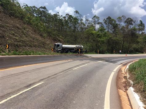 Caminh O Carregado Soda C Ustica Bate Em Barranco Em Itabirito