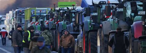 Trattori E Forconi Bloccano Le Strade E Scaricano Letame A Berlino