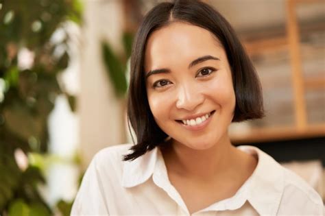 Feche O Retrato De Uma Linda Jovem Asi Tica Rom Ntica Sorrindo E