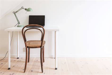 Simple Steps For Achieving A Minimalist Desk Setup