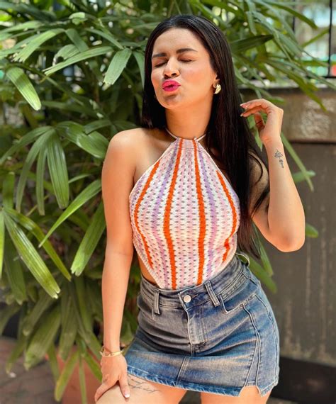 Avneet Kaur Is Attractive With Her Seductive Beauty Oneindia Tamil