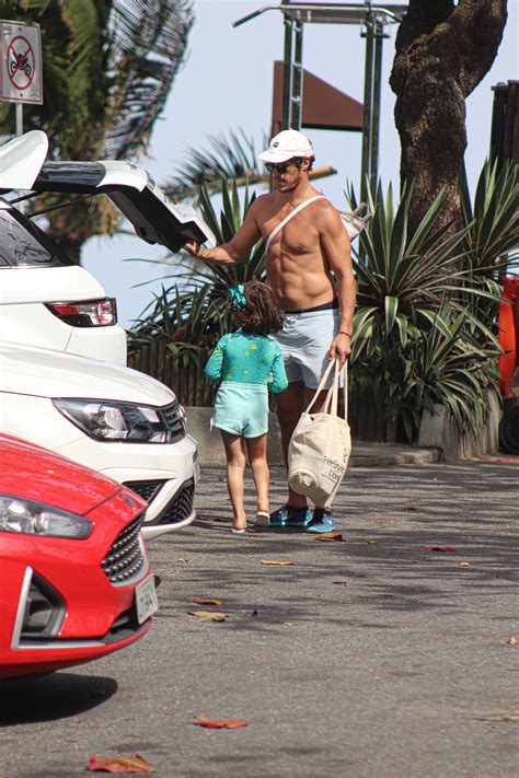 T Rolando Rafa Kalimann Flagrada Em Praia Afastada Acompanhada De