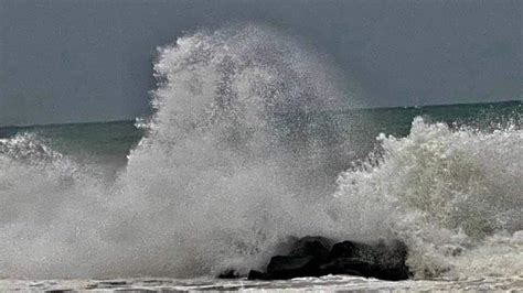 Maltempo Forti Mareggiate Su Tutta La Costa Ionica Della Sicilia