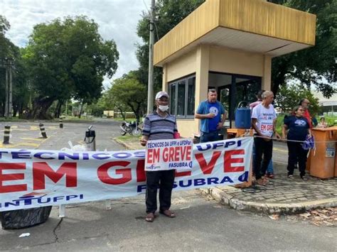 Servidores administrativos em greve fecham portões da UFPI e paralisam