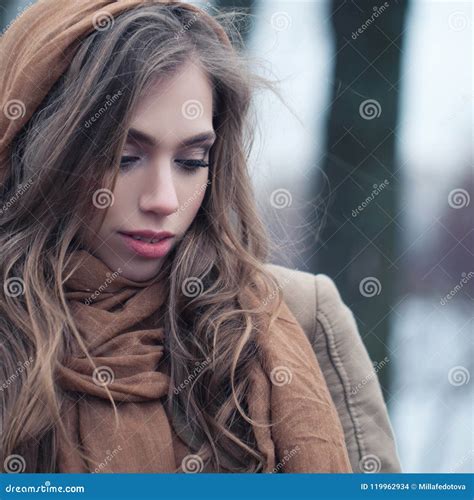 Retrato Del Primer De La Mujer Linda Cara Femenina Perfecta Foto De