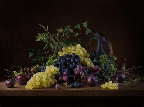 Bodegón con uvas y jarra en estilo oscuro y cambiante Foto Premium