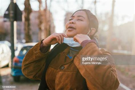 Face Breathing Mask Fotografias E Filmes Do Acervo Getty Images